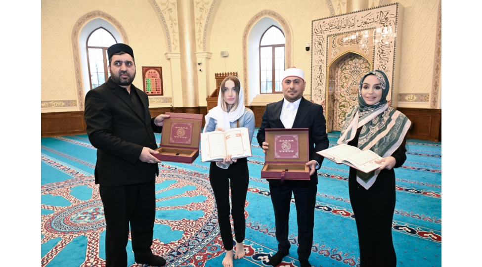 leyla-eliyeva-ve-alena-eliyeva-cume-mescidini-ziyaret-edibler