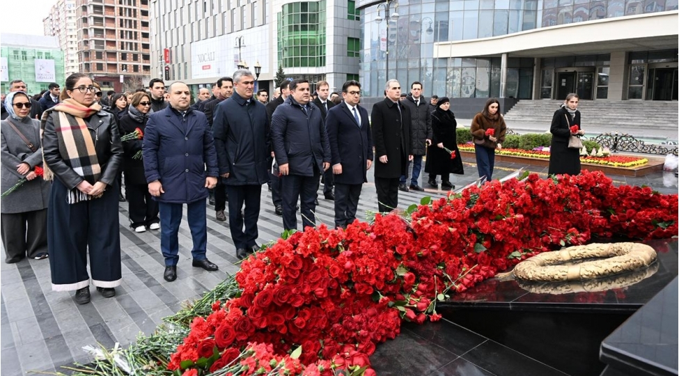 ombudsman-aparati-xocali-soyqiriminin-ildonumu-ile-elaqedar-ana-harayi-abidesini-ziyaret-edibler