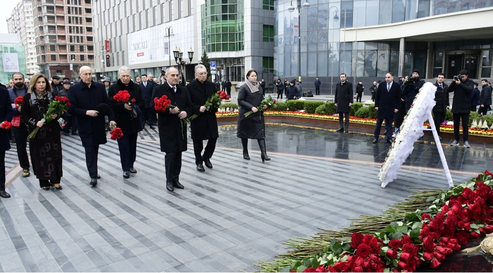 yeni-azerbaycan-partiyasinin-numayendeleri-xocali-soyqirimi-abidesini-ziyaret-edibler-foto-3