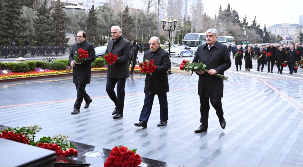 nazirler-kabinetinin-kollektivi-xocali-soyqirimi-abidesini-ziyaret-edib