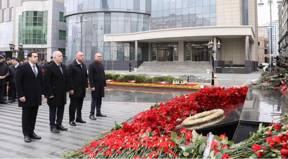 aqta-nin-kollektivi-xocali-soyqirimi-abidesini-ziyaret-edibler