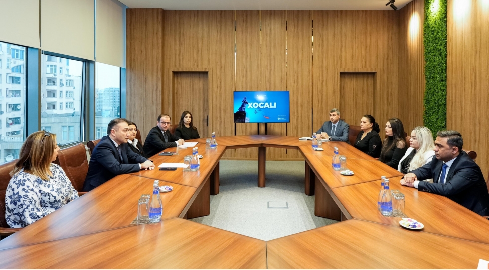 xocali-soyqirimi-qurbanlarinin-aile-uzvleri-ile-gorush-olub