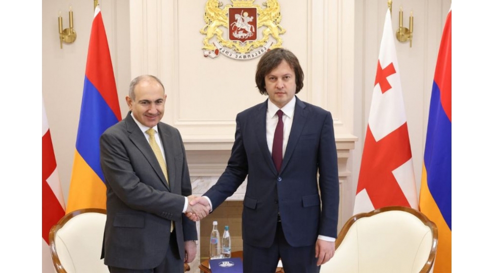 pashinyan-ve-kobaxidze-tekbetek-gorushdu