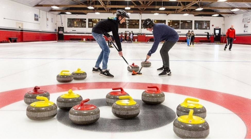 qish-paralimpiya-oyunlarinda-korlinq-yarishi-uchun-nezerde-tutulan-dashlar-ogurlanib