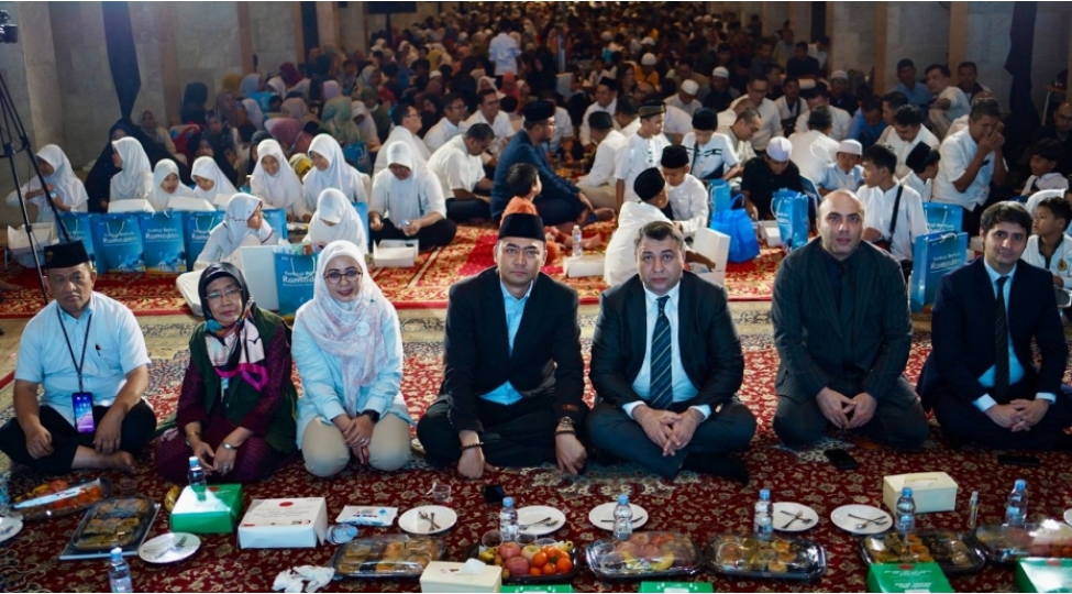 sefirlik-cenub-sherqi-asiyanin-en-boyuk-mescidi-olan-istiqlalda-da-iftar-merasimi-teshkil-edib