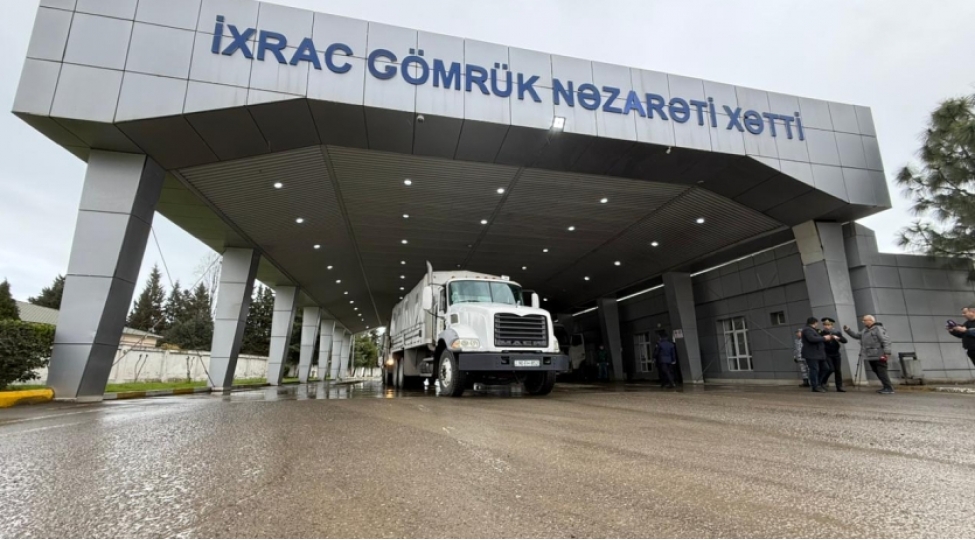 azerbaycanin-irana-gonderdiyi-humanitar-yardimi-dashiyan-yuk-mashinlari-serhedden-kechib