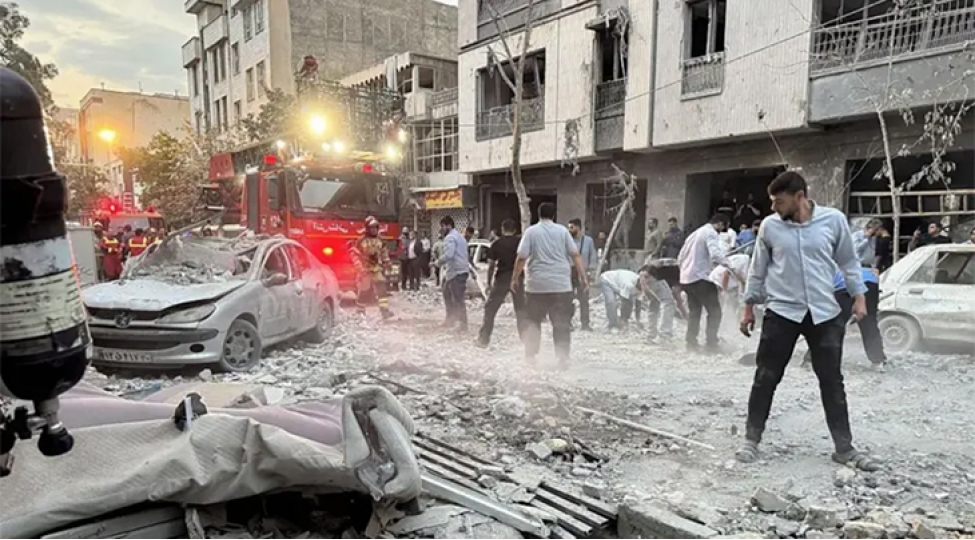 absh-ve-israilin-hucumlarindan-sonra-tehranda-minlerle-tikili-dagilib