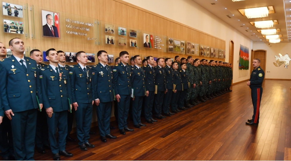 elchin-quliyev-xidmeti-doyush-fealiyyetinde-ferqlenen-herbi-qulluqchulari-teltif-edib