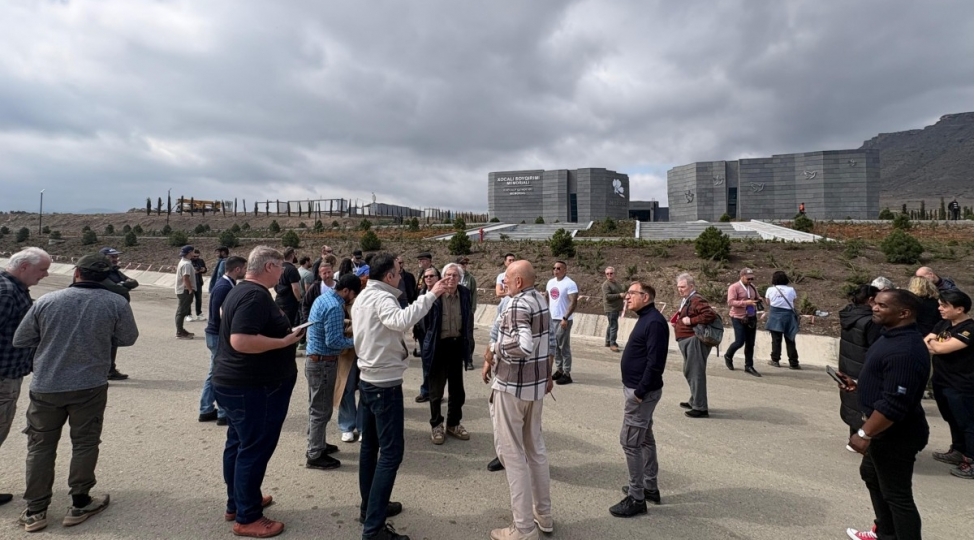 beynelxalq-seyyahlar-xocali-soyqirimi-memorialini-ziyaret-edibler