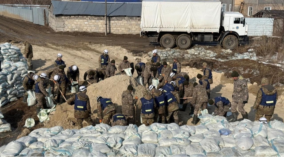 qazaxistanda-fhn-herbchileri-dashqin-tehlukesine-qarshi-tedbirler-gorur