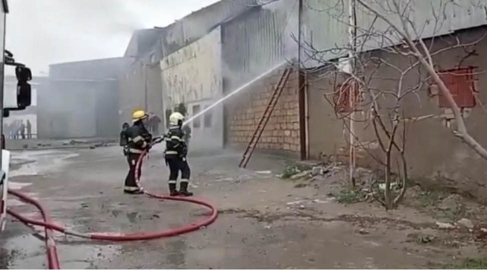 bineqedide-yerleshen-anbarda-yangin-bashlayib