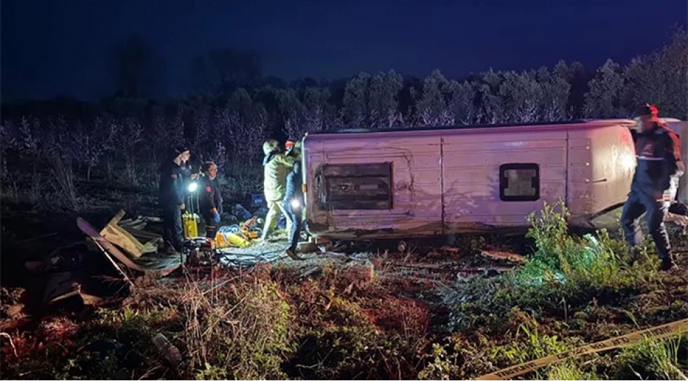 bursada-mikroavtobusun-ashmasi-neticesinde-bir-nefer-olub-12-nefer-xesaret-alib