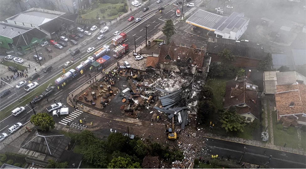 braziliyada-teyyare-yashayish-binasina-chirpilib