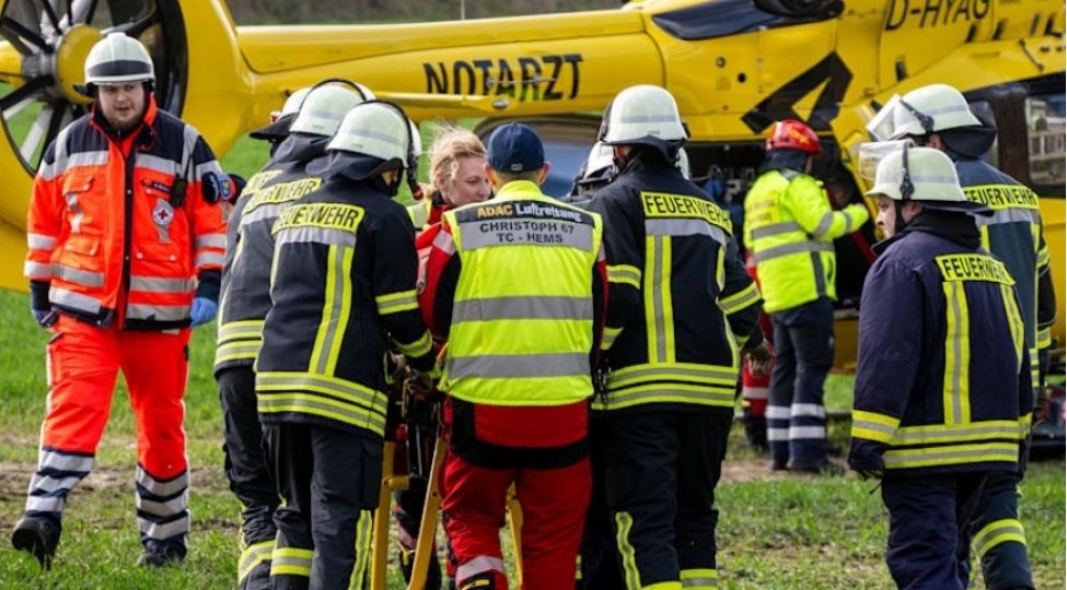 almaniyada-guclu-kulek-neticesinde-ashan-agac-uch-neferin-olumune-sebeb-olub