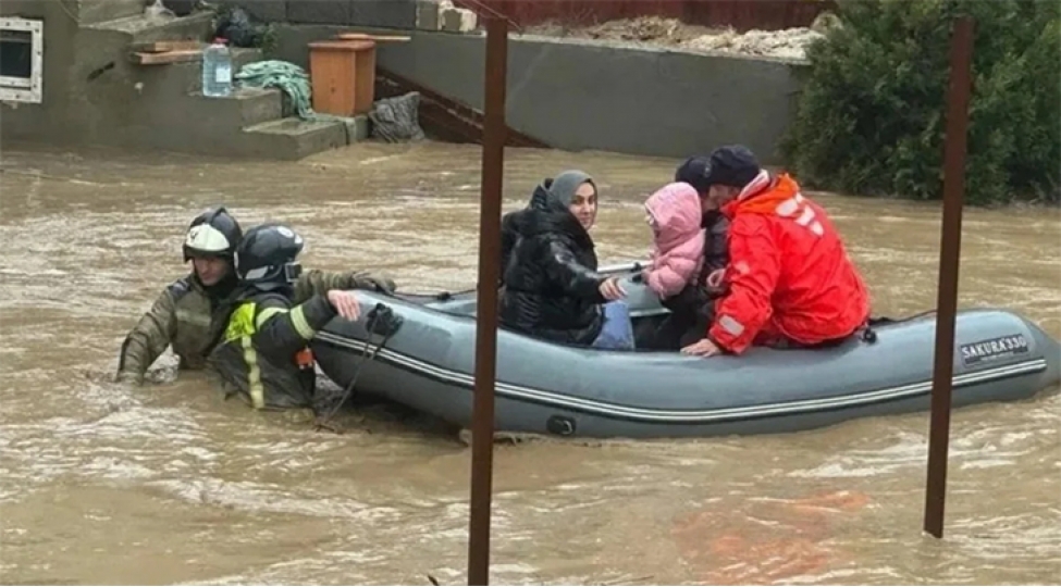 derbendde-bendin-yarilmasi-neticesinde-evler-su-altinda-qalib