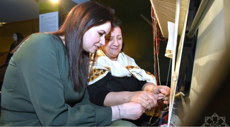 litvanin-bash-naziri-milli-xalcha-muzeyini-ziyaret-edib