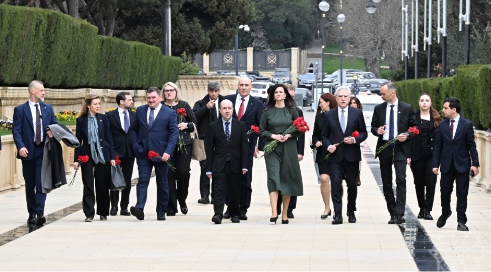 litvanin-bash-naziri-bakida-shehidlerin-xatiresini-anib