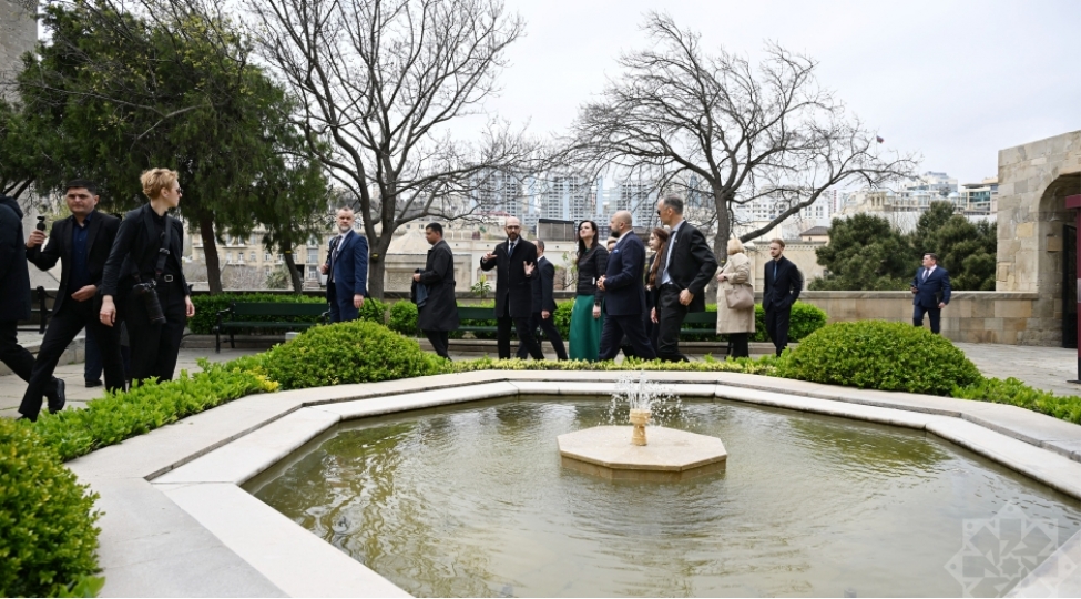 litvanin-bash-naziri-inqa-ruqiniene-icherisheherle-tanish-olub