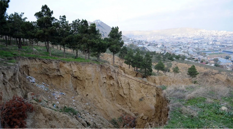 gence-prospektinde-surushme-bash-verib-mutexessisler-hadise-yerine-gedib