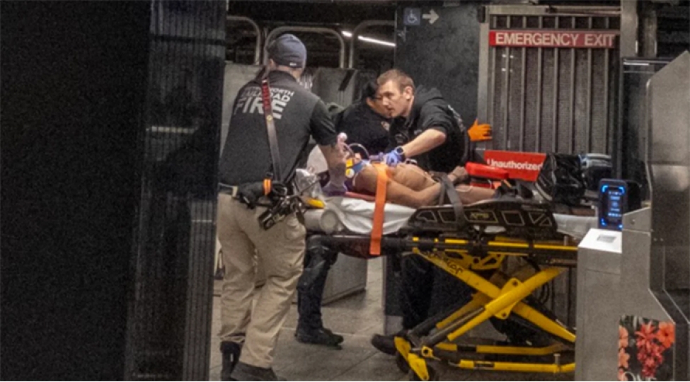 nyu-york-metrosunda-sernishinlere-hucum-edilib