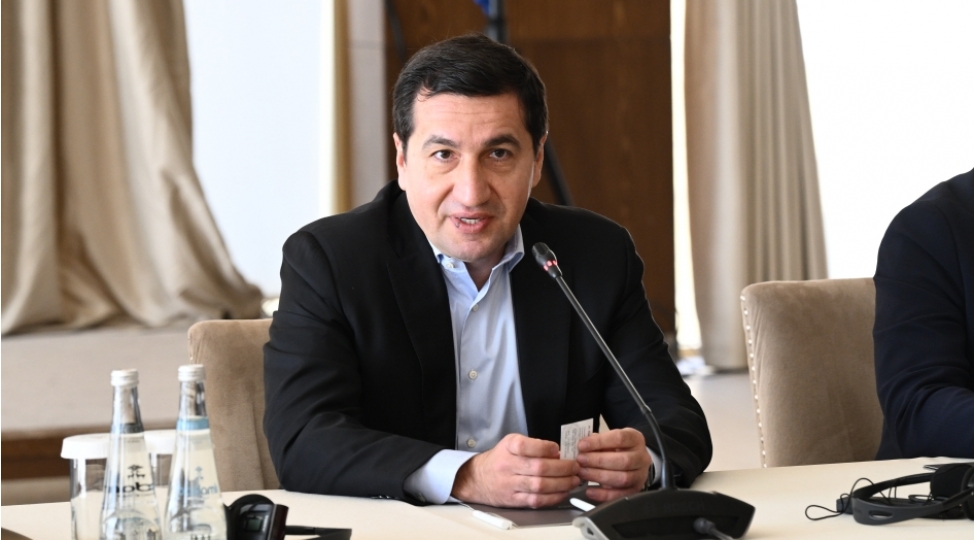 sulh-korpusu-teshebbusunun-ishtirakchilari-qebelede-azerbaycan-prezidentinin-komekchisi-hikmet-haciyev-ile-gorushubler