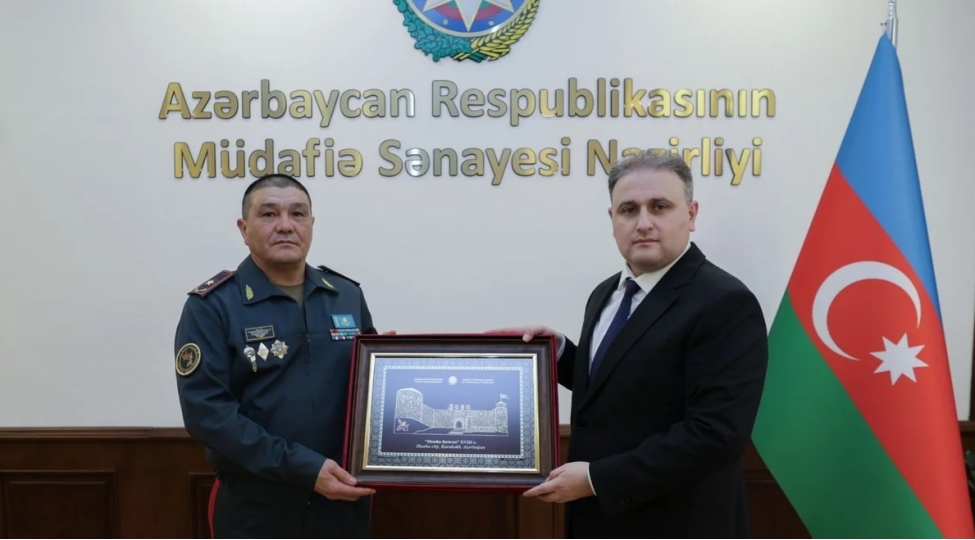 qazaxistanla-azerbaycan-arasinda-mudafie-senayesi-sahesinde-ikiterefli-emekdashligin-inkishafi-muzakire-olunub