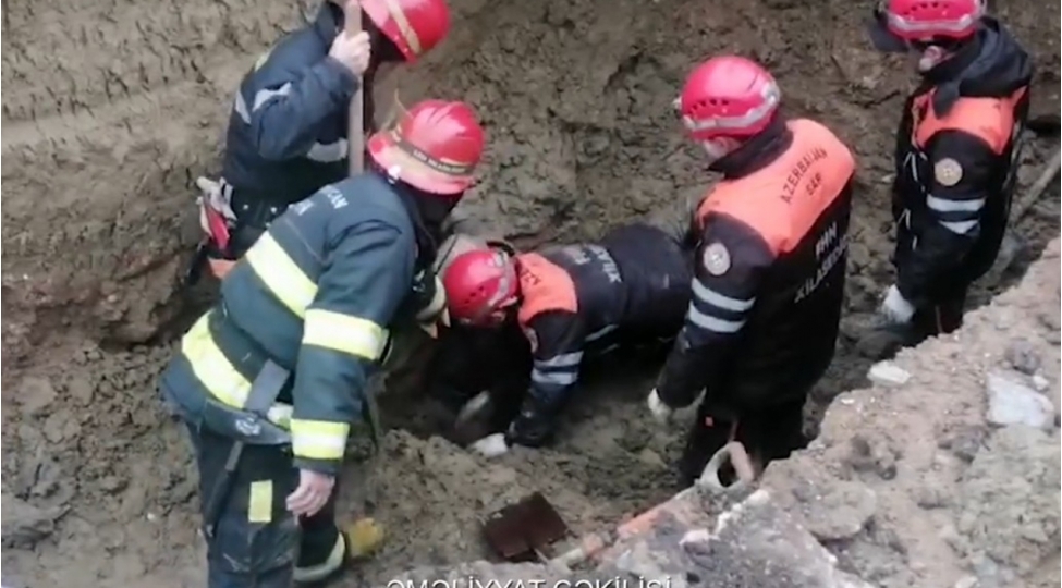 qobustanda-qazinti-ishleri-zamani-torpaq-chokub-olen-ve-yarali-var