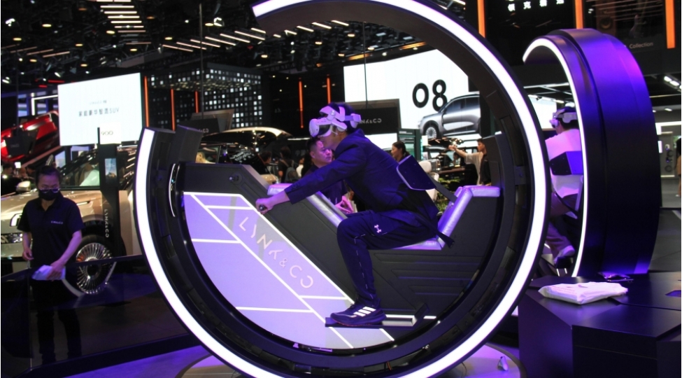 pekinde-dunyanin-en-boyuk-avtomobil-sergisi-oz-ishine-bashlayib