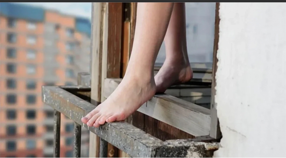 binede-evinin-2-ci-mertebesinden-yixilan-qadin-7-gun-sonra-olub