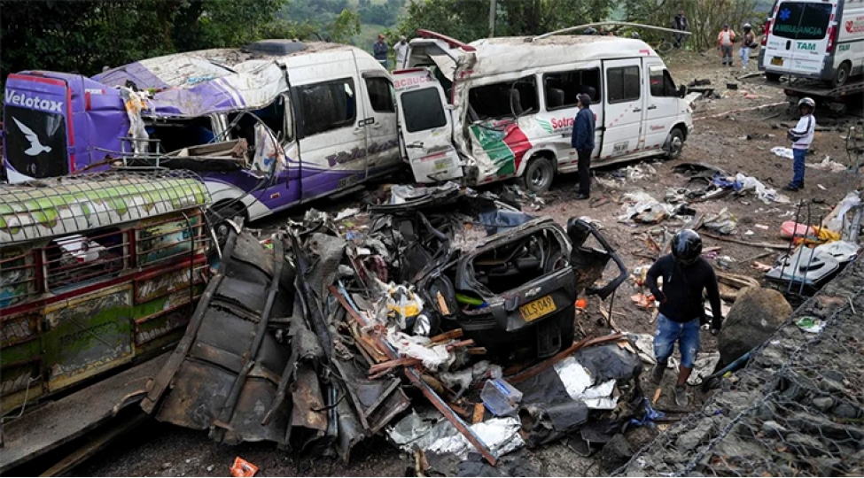 kolumbiyada-toredilen-terror-akti-neticesinde-olenlerin-sayi-20-ye-chatib