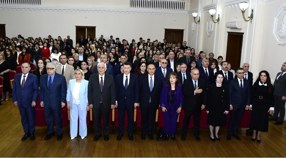 bir-omrun-ishiginda-insanliga-xidmetin-ali-numunesi-foto