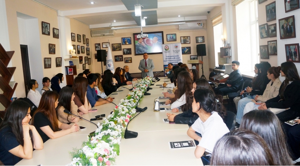azerbaycan-diller-universitetinde-telebe-genclerle-maariflendiricigorush-kechirilib-foto