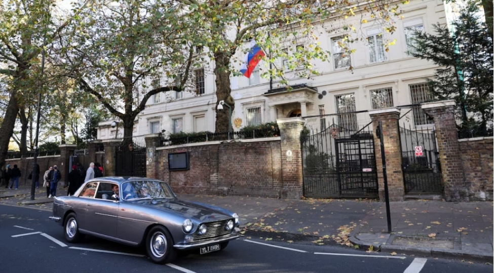 boyuk-britaniya-rus-diplomati-olkeden-chixarib