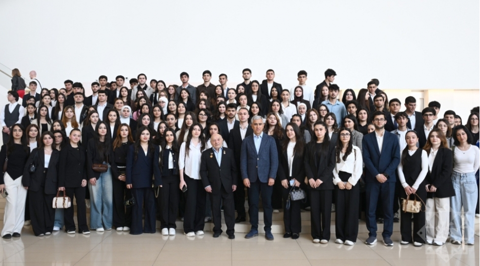 heyder-eliyev-merkezinde-genclerle-heyder-eliyev-ve-omer-eldarov-yaradiciligi-movzusunda-gorush-olub