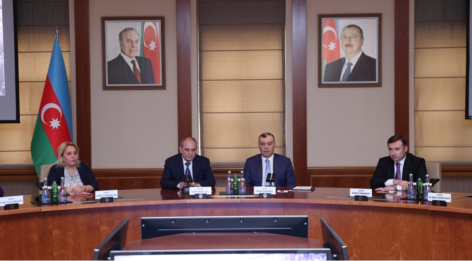 maliyye-nazirliyinde-yap-a-yeni-qebul-olunan-emekdashlara-uzvluk-vesiqeleri-teqdim-edilib-foto