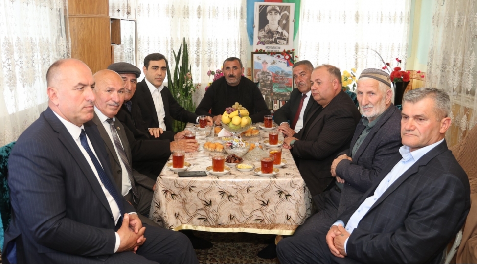 anar-memmedov-terterdeshehid-ailesiniziyaret-edib