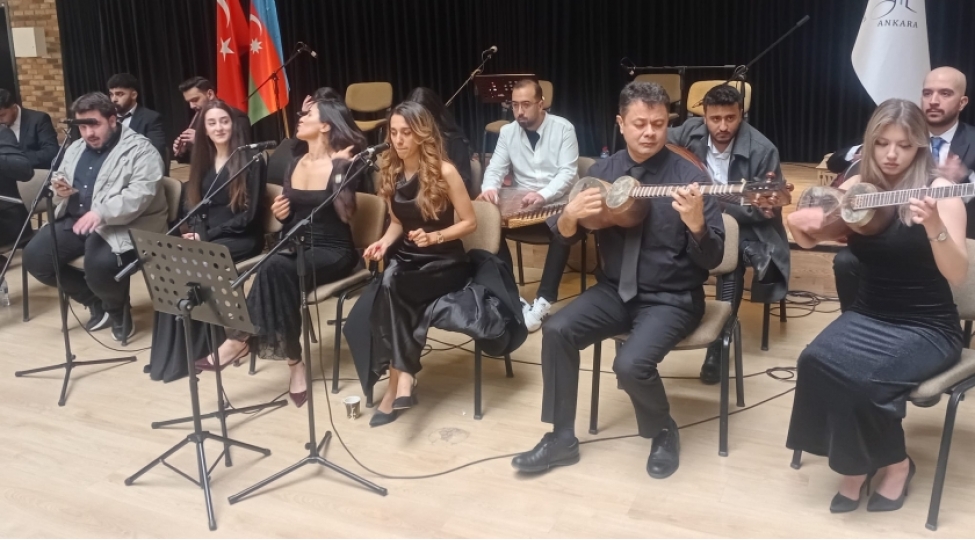 ankara-universitetinin-muellimi-mugamin-oyrenilmesine-feal-tohfe-vermeye-haziriq