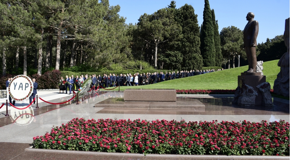 yeni-azerbaycan-partiyasinin-numayendeleri-ulu-onder-heyder-eliyevin-xatiresini-yad-edibler