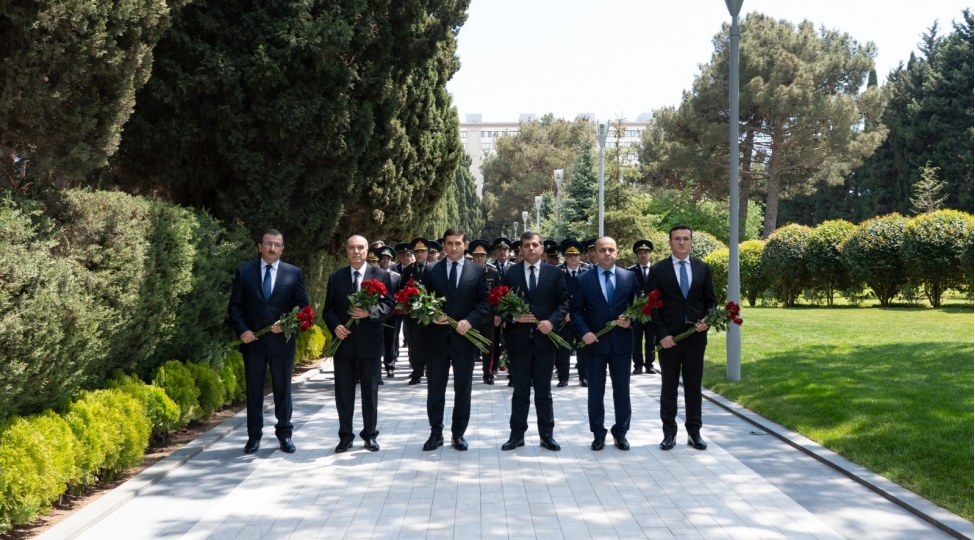 edliyye-nazirliyinin-kollektivi-ulu-onder-heyder-eliyevin-mezarini-ziyaret-edib