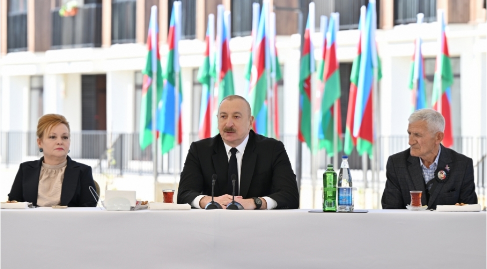 Prezident İlham Əliyev Zəngilan şəhərindəki ilk yaşayış kompleksinə köçən ailələrlə görüşüb - 