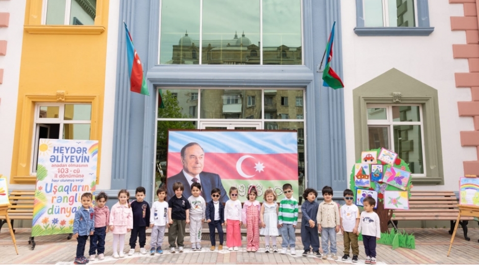 ulu-onderin-xatiresine-hesr-olunmush-resm-sergisi-ushaqlarin-rengli-dunyasi