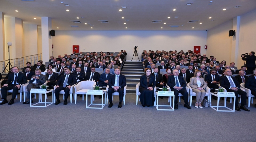 bakida-iqlim-deyishikliyi-uzre-hemkarlar-ittifaqlarinin-fealiyyeti-movzusunda-konfrans-kechirilib