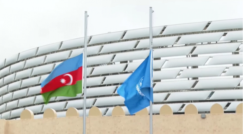 baki-olimpiya-stadionunda-azerbaycanin-ve-bmt-nin-bayraqlari-qaldirilib