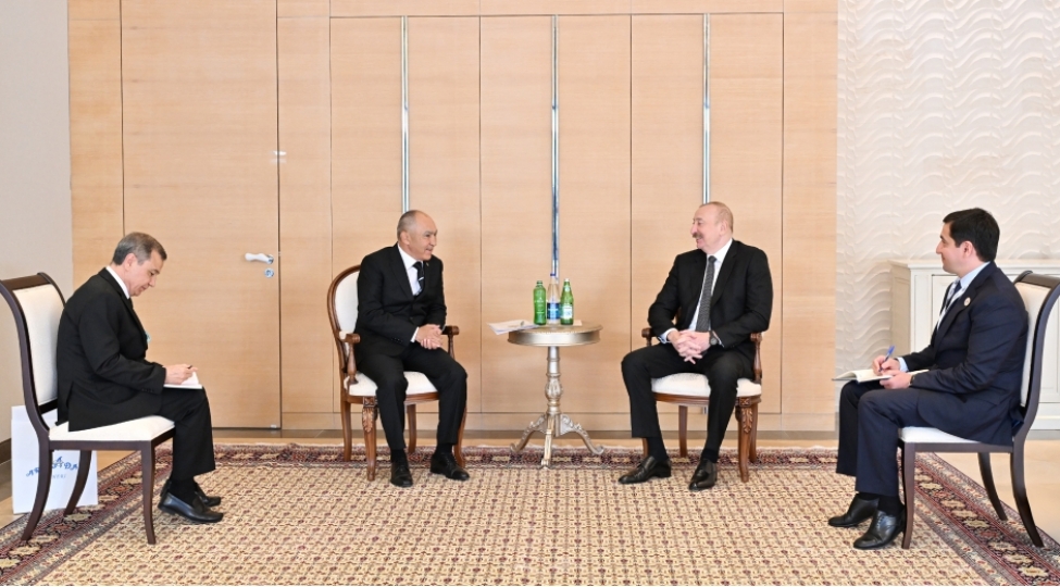 prezident-ilham-eliyev-turkmenistanin-arkadag-sheherinin-tikinti-uzre-dovlet-komitesinin-sedrini-qebul-edib