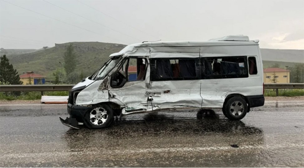 ankarada-mikroavtobus-yuk-mashini-ile-toqqushub-yaralilar-var