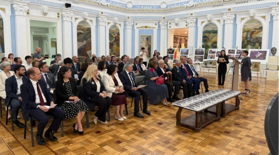 rumin-diline-tercume-olunmush-heyder-eliyev-heyatinin-100-ani-kitabinin-teqdimati-olub