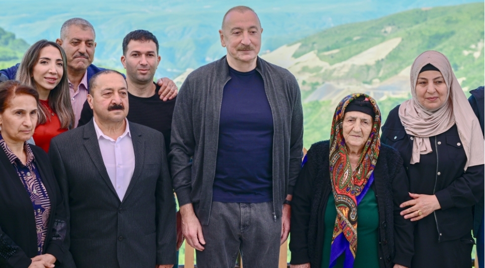 prezident-ilham-eliyev-shushanin-boyuk-qaladeresi-kendinde-gorulen-ishlerle-tanish-olub-sakinlerle-gorushub-yenilenibfoto