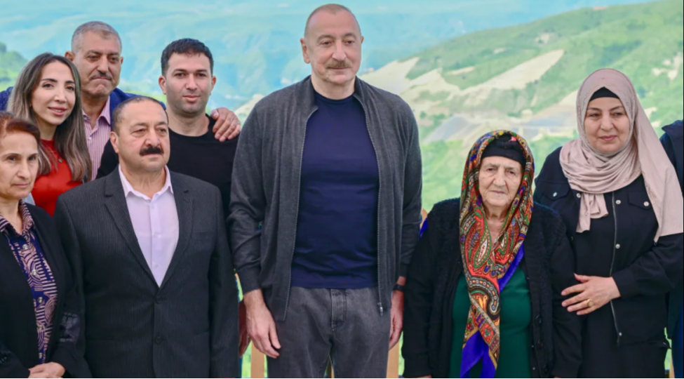 ilham-eliyevin-sosial-media-hesablarinda-boyuk-qaladeresi-kendindeki-sakinlerle-gorushu-barede-paylashim-edilib