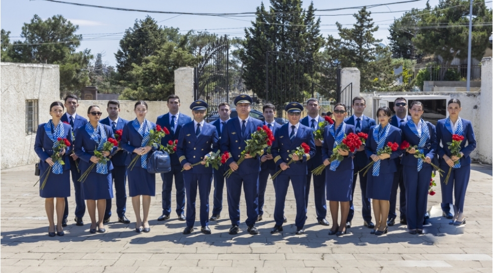 azal-heyeti-milli-qehreman-hokume-eliyevanin-mezarini-ziyaret-edib