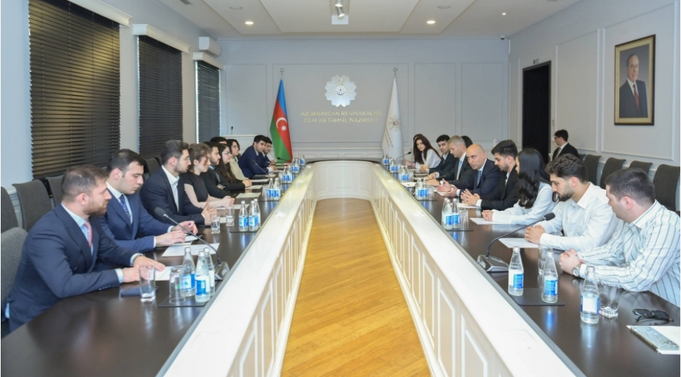 nazir-reqemsal-texnologiyalar-sahesi-uzre-dovlet-proqraminin-mezunlari-ile-gorushub